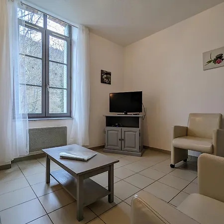 Hébergement de vacances Chaleureux 6 Pers Avec Cour Privée En Bord De Rivière Près De Langeac - Fr-1-582-11